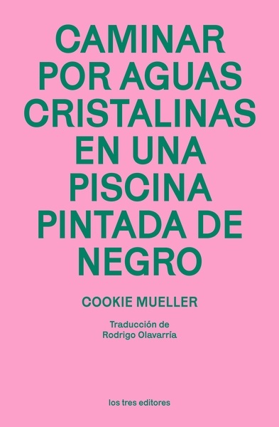 Caminar por aguas cristalinas en una piscina pintada de negro