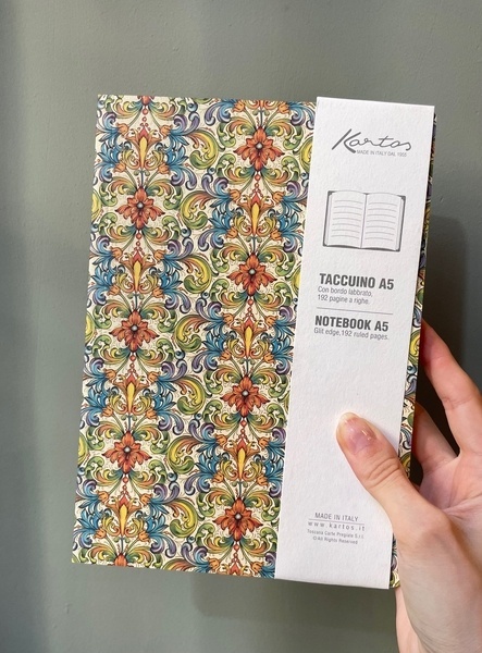 Cuaderno A5 flores borde dorado