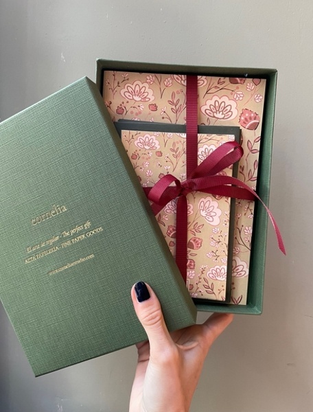 Caja verde Cornelia (1 cuaderno + 10 postales + 10 sobres)