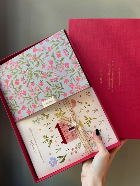 Caja roja Cornelia (2 cuadernos + 1 cuaderno pegatinas + 3 hojas pegatinas)